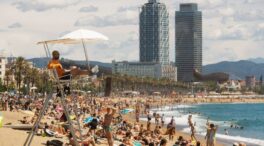 Barcelona prohíbe fumar en cuatro playas desde este sábado