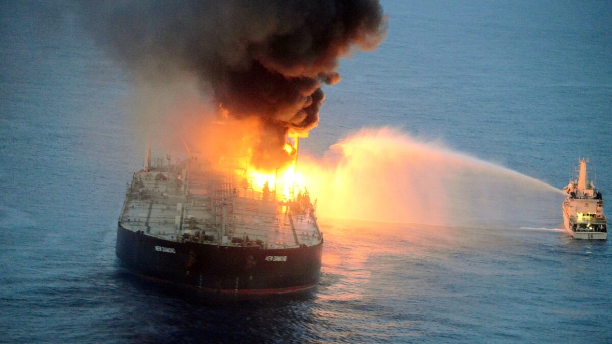 (VÍDEO) El tremendo incendio de un barco petrolero en Sri Lanka