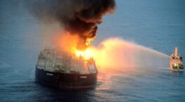 (VÍDEO) El tremendo incendio de un barco petrolero en Sri Lanka