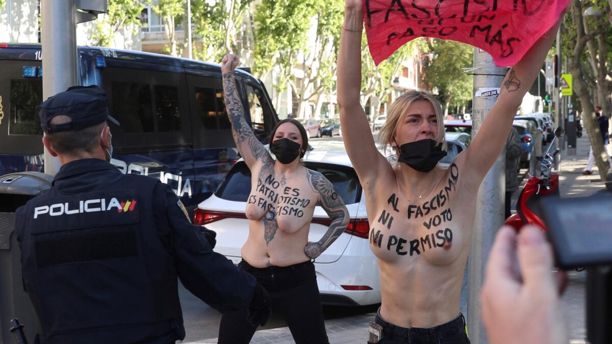 (VÍDEO) Activistas de FEMEN irrumpen en el colegio electoral donde vota Rocío Monasterio