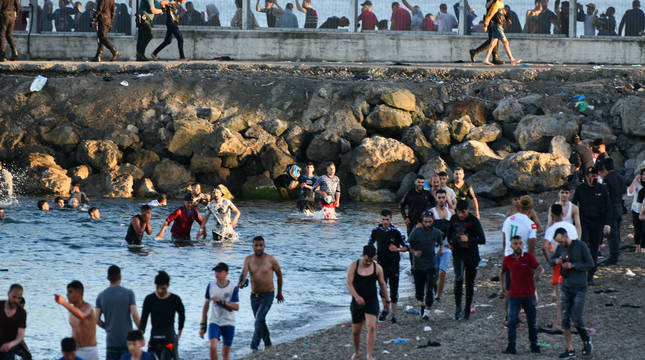 El Gobierno anuncia que reforzará el espigón fronterizo en Ceuta para dificultar la entrada de inmigrantes