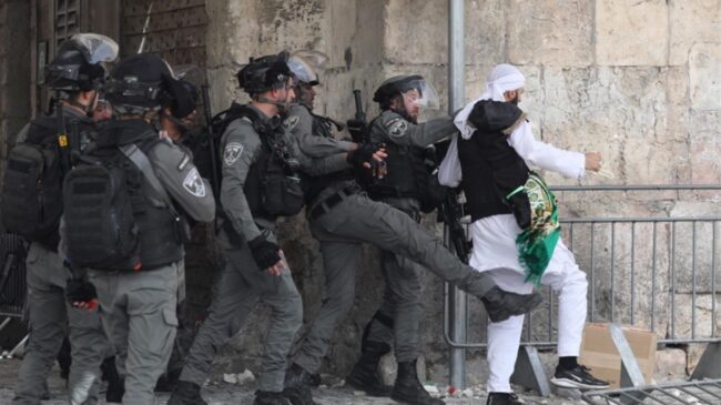 (VÍDEO) Máxima tensión en Jerusalén entre manifestantes palestinos y la Policía israelí en la explanada Al Aqsa