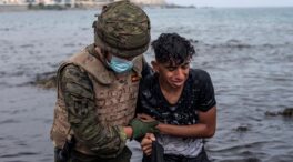 (VÍDEO) El emotivo juego de un soldado del Ejército con un grupo de niños marroquíes en Ceuta