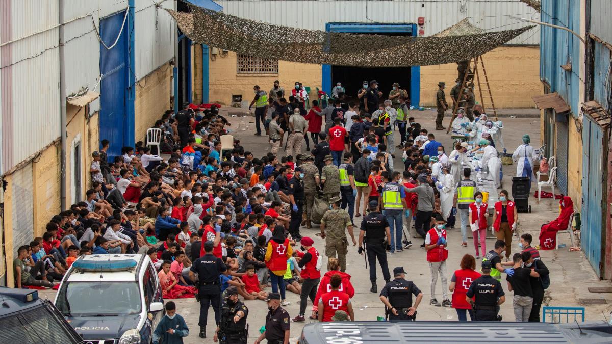 Trasladan a 250 menores marroquíes a un polideportivo cubierto de Ceuta