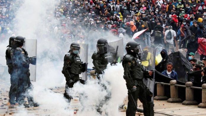 Expertos de la ONU piden que se investigue la represión de las protestas en Colombia