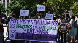 Grupos feministas rechazan frente al Congreso la tramitación de la ley trans