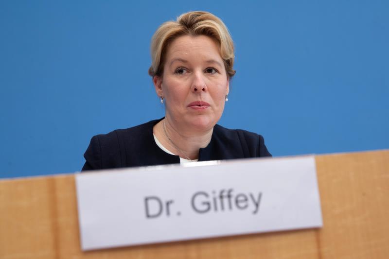 Dimite una ministra alemana por un presunto plagio en su tesis doctoral