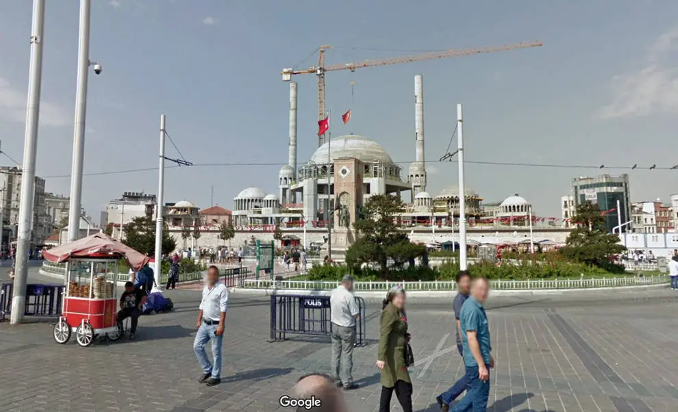 Erdogan continúa con la islamización de Turquía construyendo una mezquita en el corazón del Estambul laico