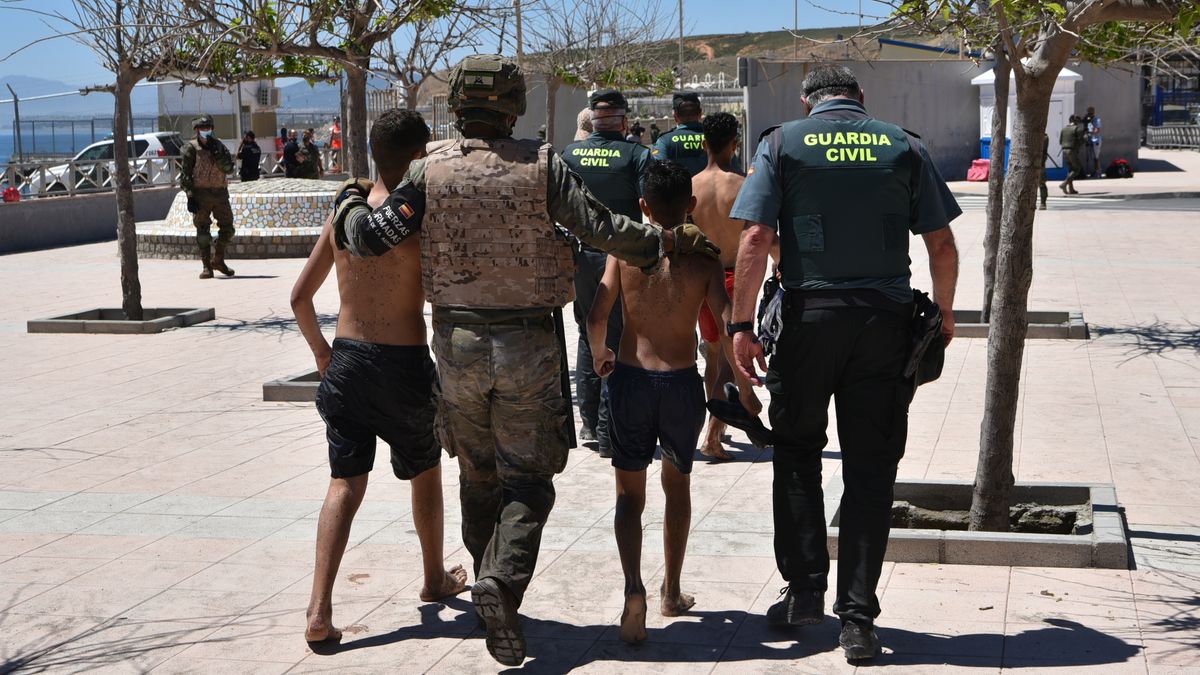 Baleares y País Vasco se ofrecen para acoger a menores no acompañados que llegaron a Ceuta