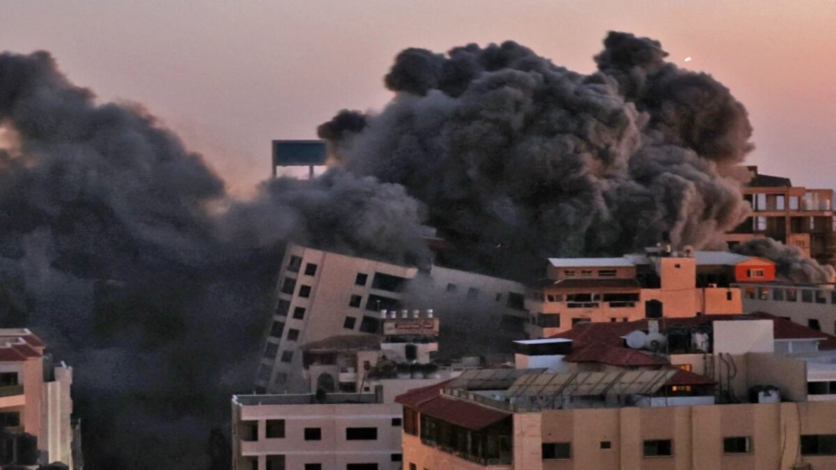 (VÍDEO) Colapsa un edificio de 14 plazas en Gaza tras el bombardeo de Israel