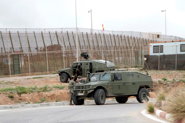 (VÍDEO) Cuarta noche seguida de presión migratoria en Melilla, la primera con el Ejército desplegado