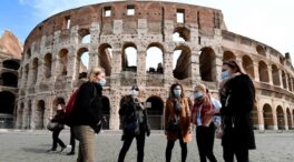 Italia impone el uso de mascarillas en la calle y cierra las discotecas para controlar los contagios por ómicron