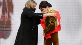 (VÍDEO) El emotivo momento en que Nacho Cano le cede su galardón a Ayuso "por valiente y buena presidenta"