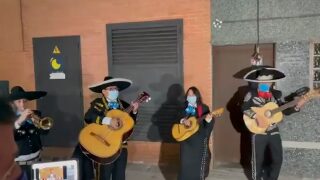 (VÍDEO) ForoCoches envía mariachis a la sede de Podemos, que tocan al ritmo de «Canta y no llores»