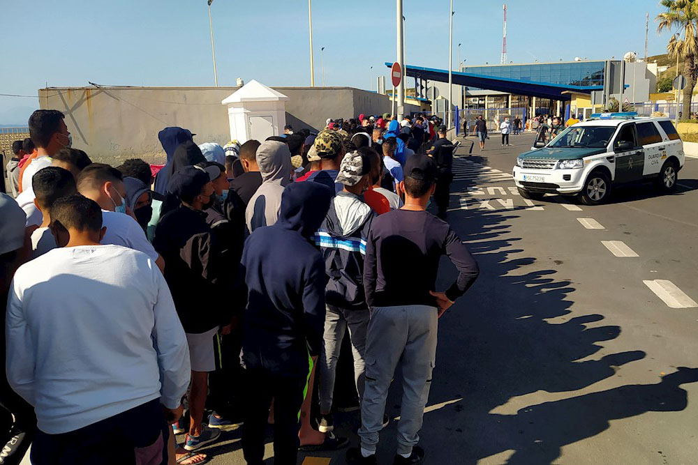 El Gobierno de Ceuta calcula que quedan unos 3.000 migrantes «vagando» por las calles