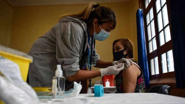 ¿Por qué la pandemia no remite en Chile pese a la exitosa vacunación?