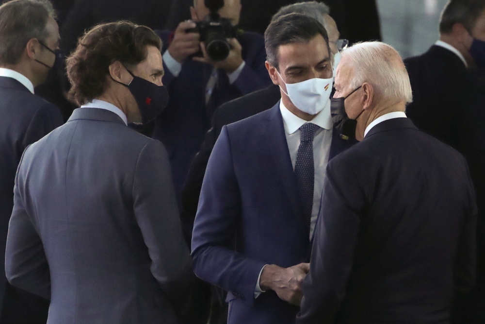 La ‘reunión’ entre Sánchez y Biden: unos minutos de charla en el pasillo