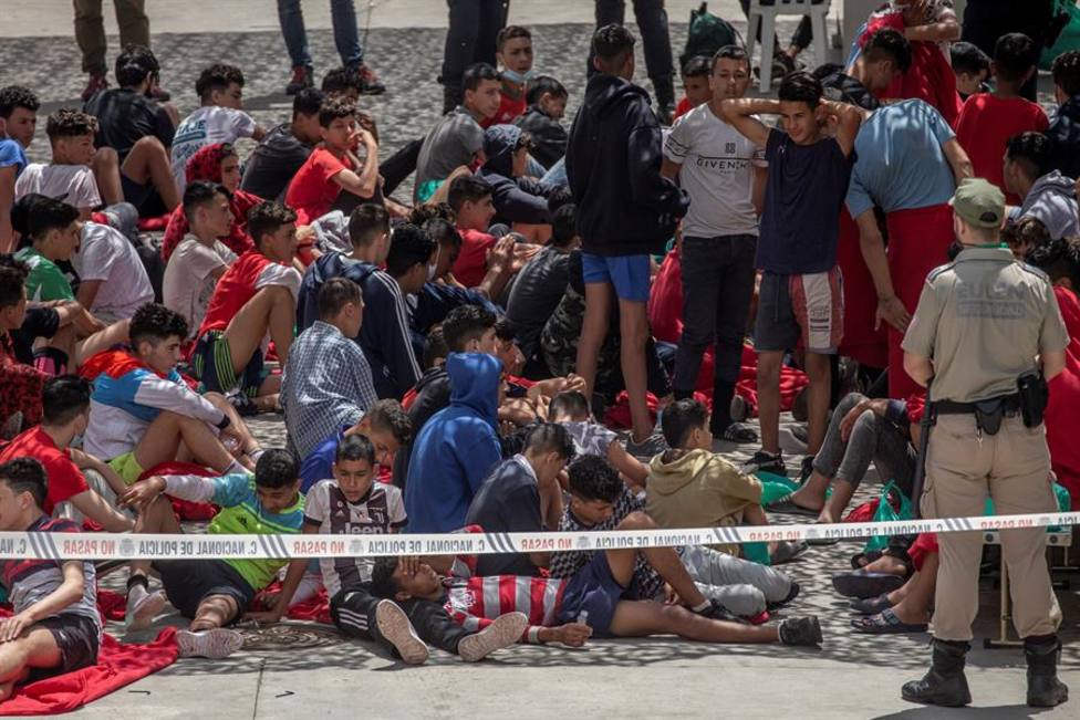 Decenas de marroquíes piden asilo político en la oficina de la frontera de Ceuta