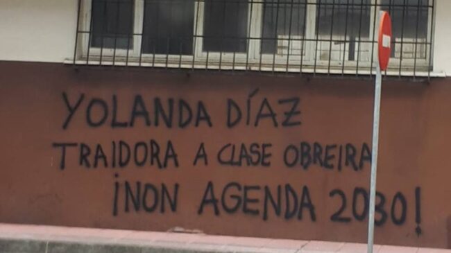 Aparece una pintada en el barrio de Yolanda Díaz que la tacha de "traidora a la clase obrera"