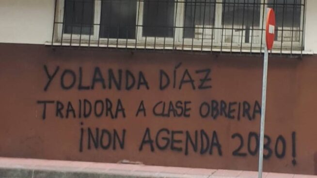 Aparece una pintada en el barrio de Yolanda Díaz que la tacha de "traidora a la clase obrera"
