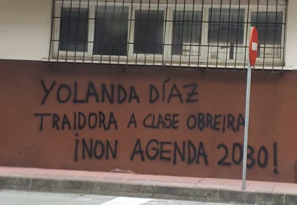 Aparece una pintada en el barrio de Yolanda Díaz que la tacha de «traidora a la clase obrera»