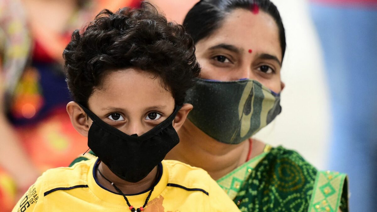 India supera las 350.000 muertes por COVID mientras bajan los contagios