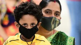 India supera las 350.000 muertes por COVID mientras bajan los contagios