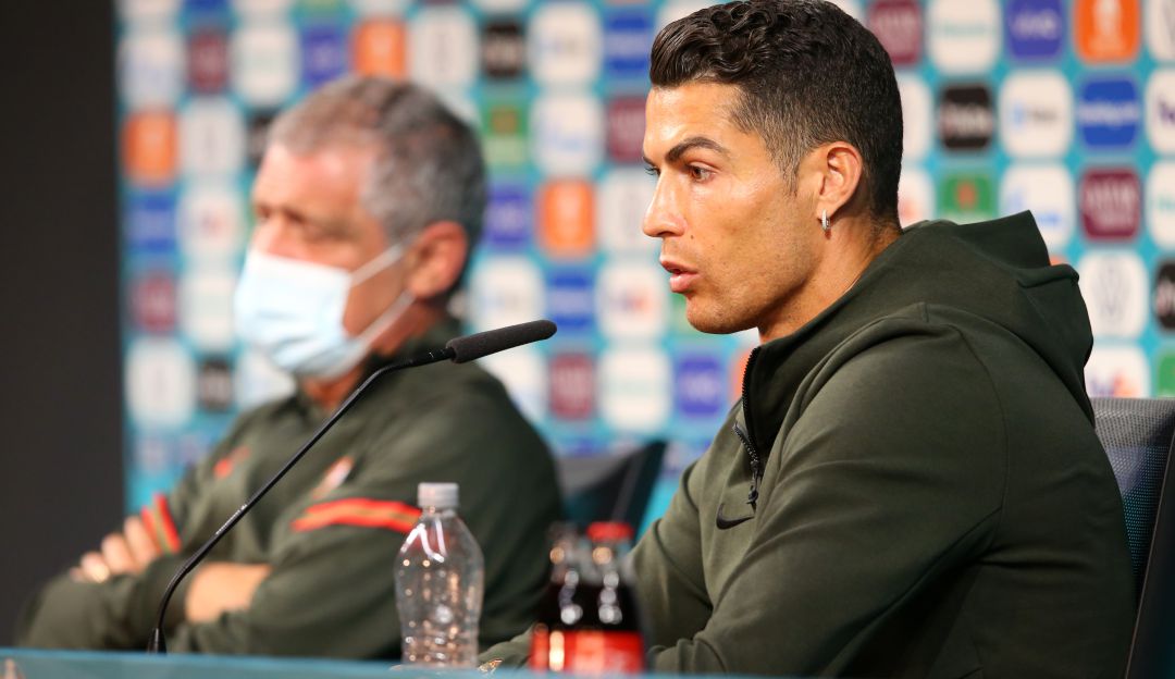 (VÍDEO) El gesto de Cristiano Ronaldo en rueda de prensa que ha sido aplaudido en las redes