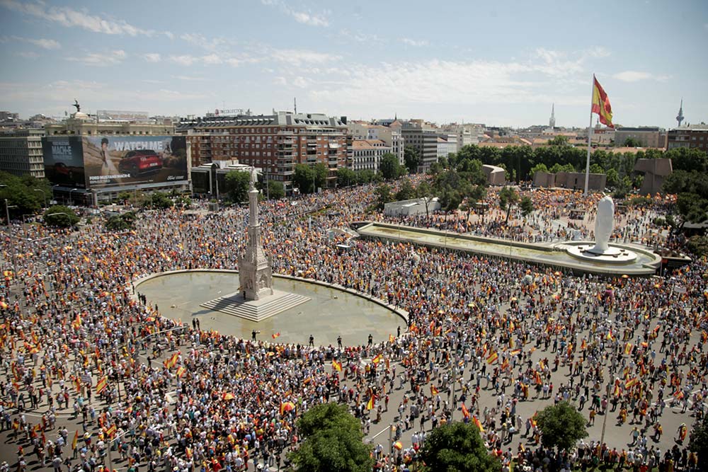 Unas 25.000 personas, según la Policía, se concentran en Madrid contra los indultos