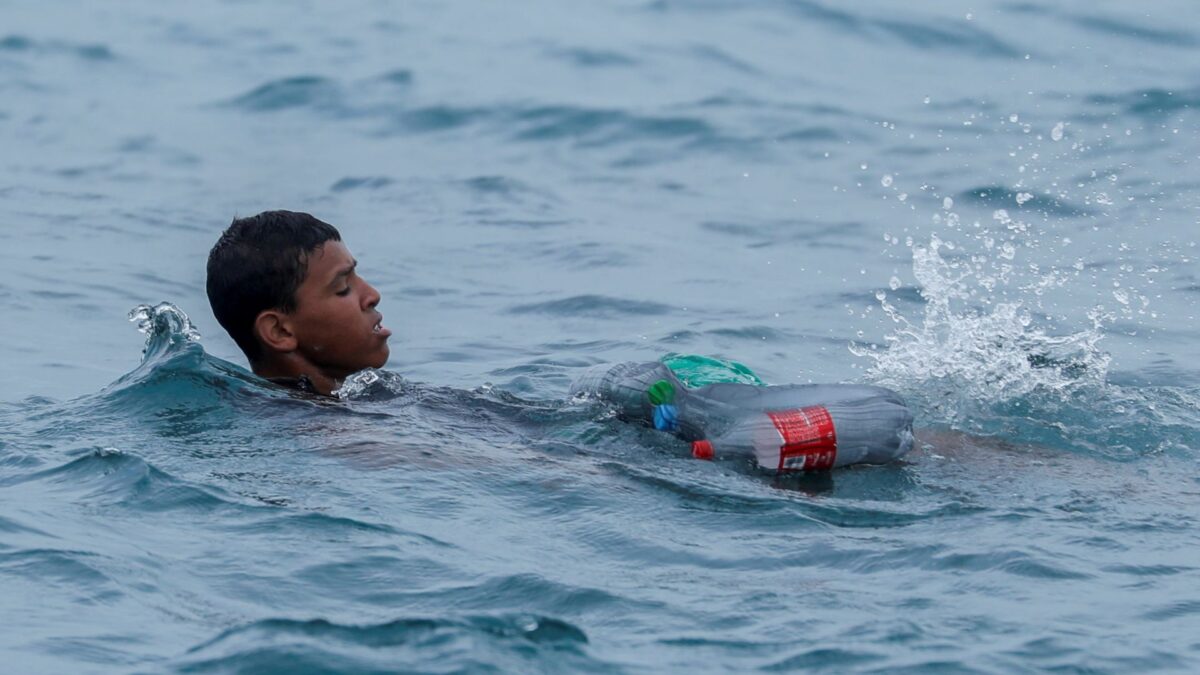 Llegadas por mar, islas cárceles y muchas trabas: así fue 2020 para los solicitantes de asilo