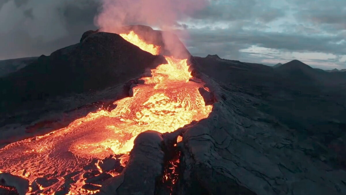 (VÍDEO) El espectacular vuelo de un dron sobre un volcán antes de ser engullido por la lava