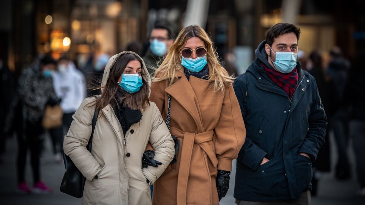 ¿Es una medida adecuada dejar de usar mascarillas al aire libre?