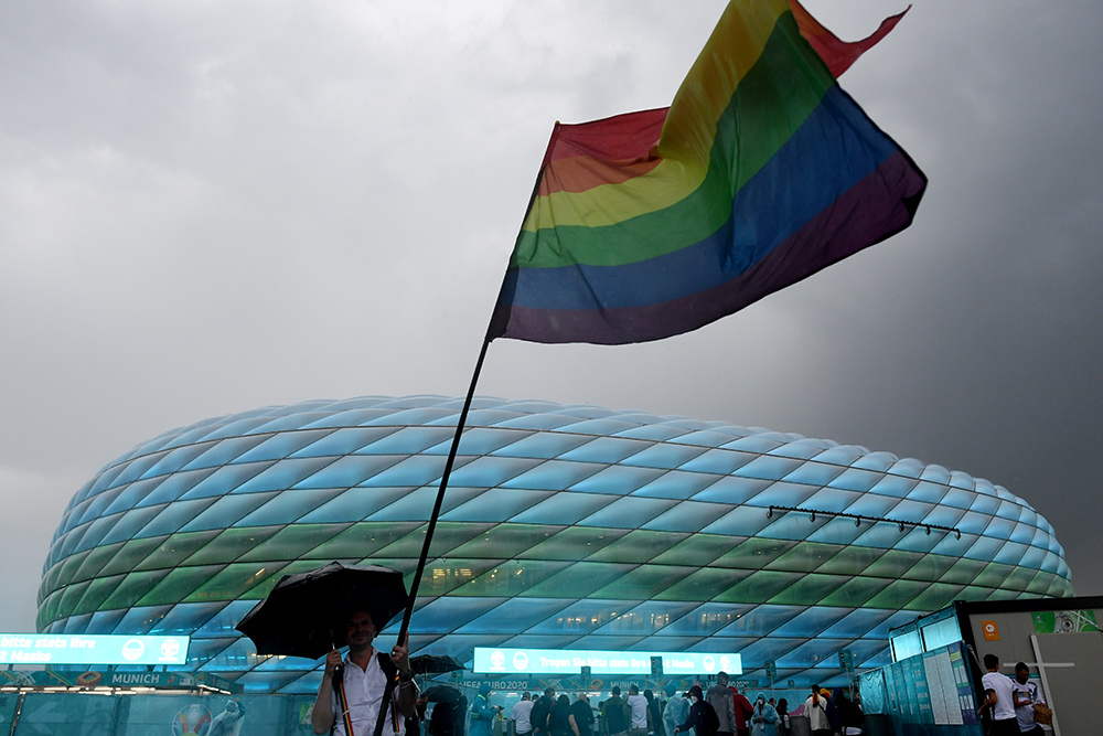 Múnich se engalana con la bandera LGTBI para recibir a Hungría y responder a la UEFA