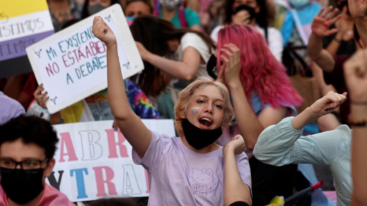 De la «alegría» a las «perogrulladas»: los encontrados puntos de vista de la ley trans dentro del colectivo