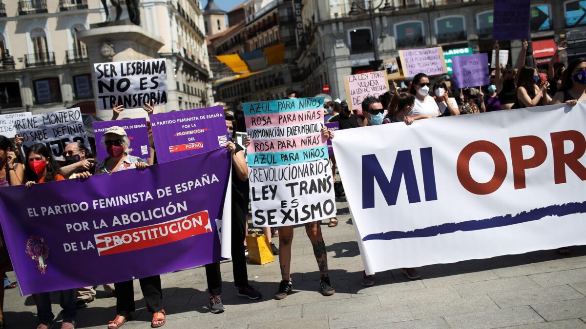 Colectivos feministas se manifiestan contra la Ley Trans al grito de «¡Irene Montero, dimisión!»