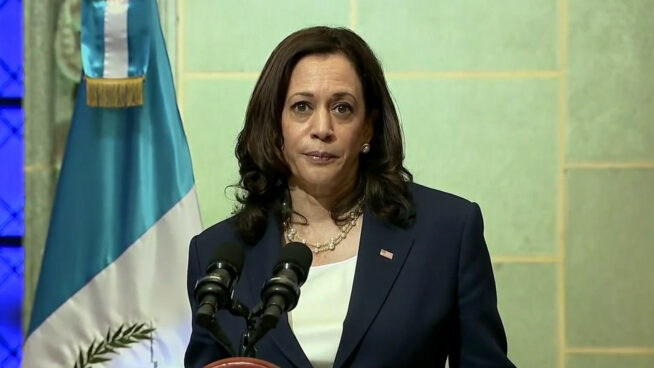 Harris se olvida de las mujeres afganas: "La única prioridad de EE.UU. es la evacuación de ciudadanos estadounidenses"