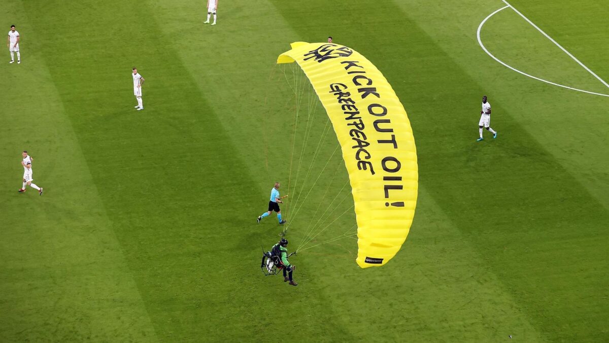 (VÍDEO) Casi acaba en tragedia: una paracaidista de Greenpeace protagoniza un aterrizaje forzoso en medio del Francia-Alemania