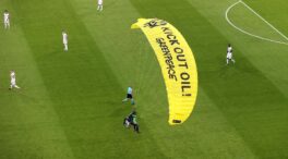 (VÍDEO) Casi acaba en tragedia: una paracaidista de Greenpeace protagoniza un aterrizaje forzoso en medio del Francia-Alemania