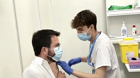 Aragonès recibe la primera dosis de Pfizer y llama a la vacunación masiva