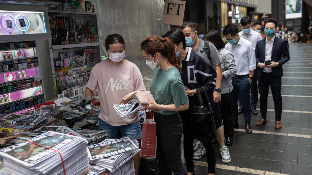 (VÍDEO) Largas colas en Hong Kong para adquirir la última edición de Apple Daily