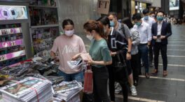 (VÍDEO) Largas colas en Hong Kong para adquirir la última edición de Apple Daily