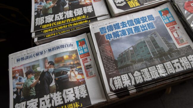 Detienen a un periodista del diario 'Apple Daily' en el aeropuerto de Hong Kong para evitar que salga de la ciudad