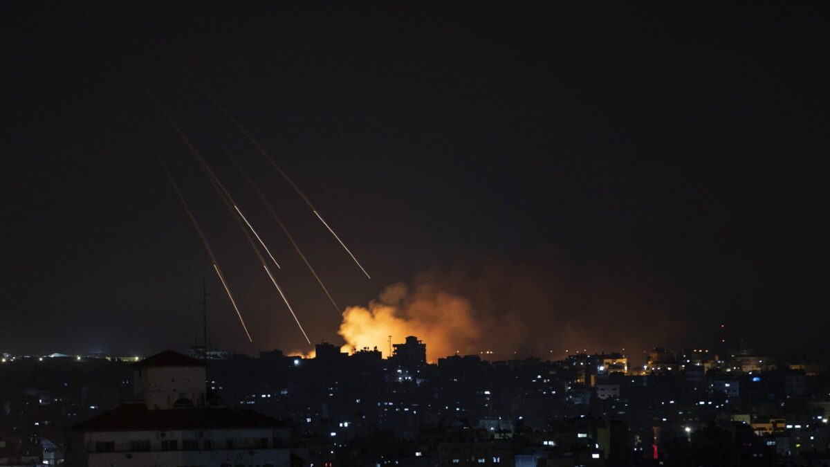 Israel ataca por segundo día puestos de Hamás en Gaza en respuesta al lanzamiento de un cohete