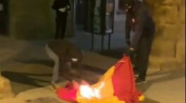 (VÍDEO) Descuelgan y queman la bandera de España del Ayuntamiento de Vic tras conocer la noticia de los indultos