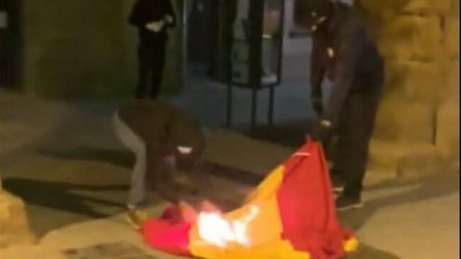 (VÍDEO) Descuelgan y queman la bandera de España del Ayuntamiento de Vic tras conocer la noticia de los indultos