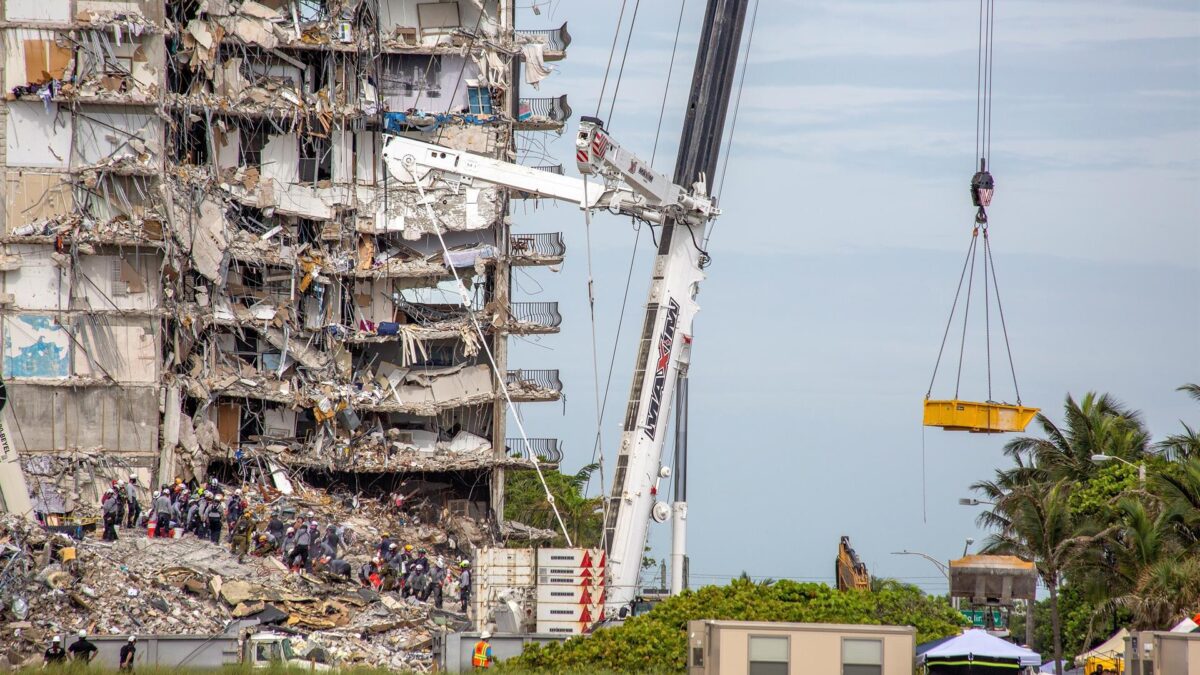 Reanudan los trabajos de rescate entre los escombros del edificio de Miami-Dade