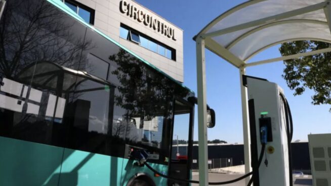 Cachondeo en las redes por el primer viaje en autobús eléctrico entre Barcelona y Madrid: "¿Esto es el futuro o el pasado?"