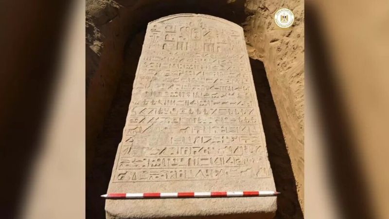 Un agricultor egipcio encuentra en su campo una estela faraónica de 2.600 años de antigüedad