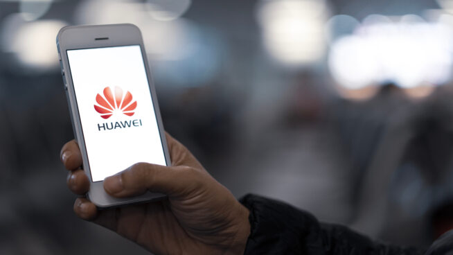 Biden amplía la prohibición de inversiones estadounidenses en empresas chinas, entre ellas Huawei