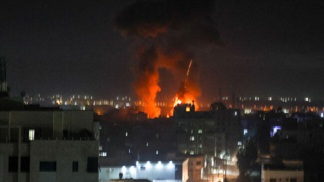 (VÍDEO) Israel bombardea objetivos de Hamás en Gaza en respuesta a un cohete de allí
